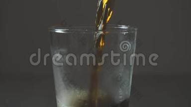 浇注冷饮饮料特写.. <strong>可乐</strong>在干净的玻璃里。 <strong>可乐</strong>汽水特写.. 食物背景。